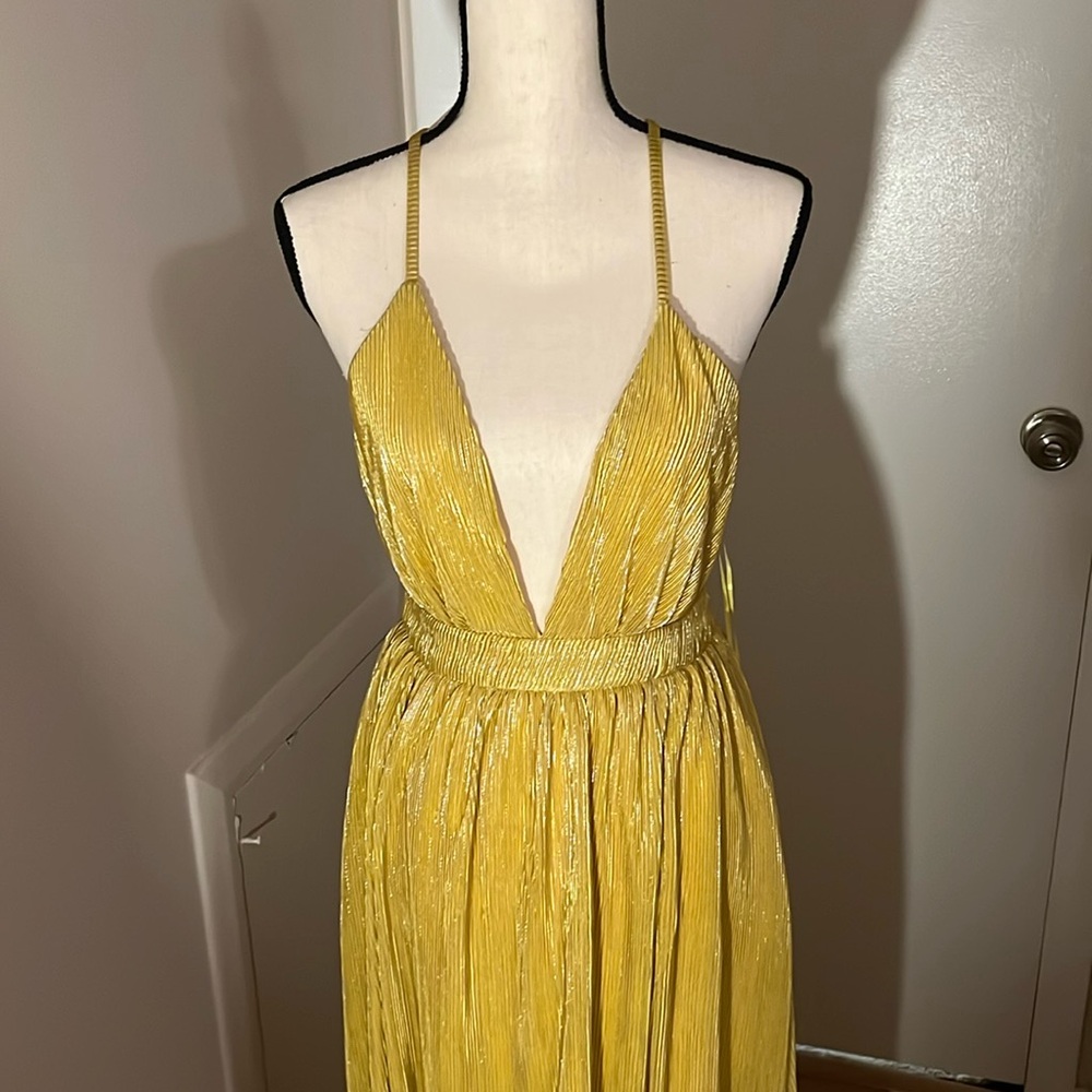 Adorable gold gown. Great for the up and coming holidays.